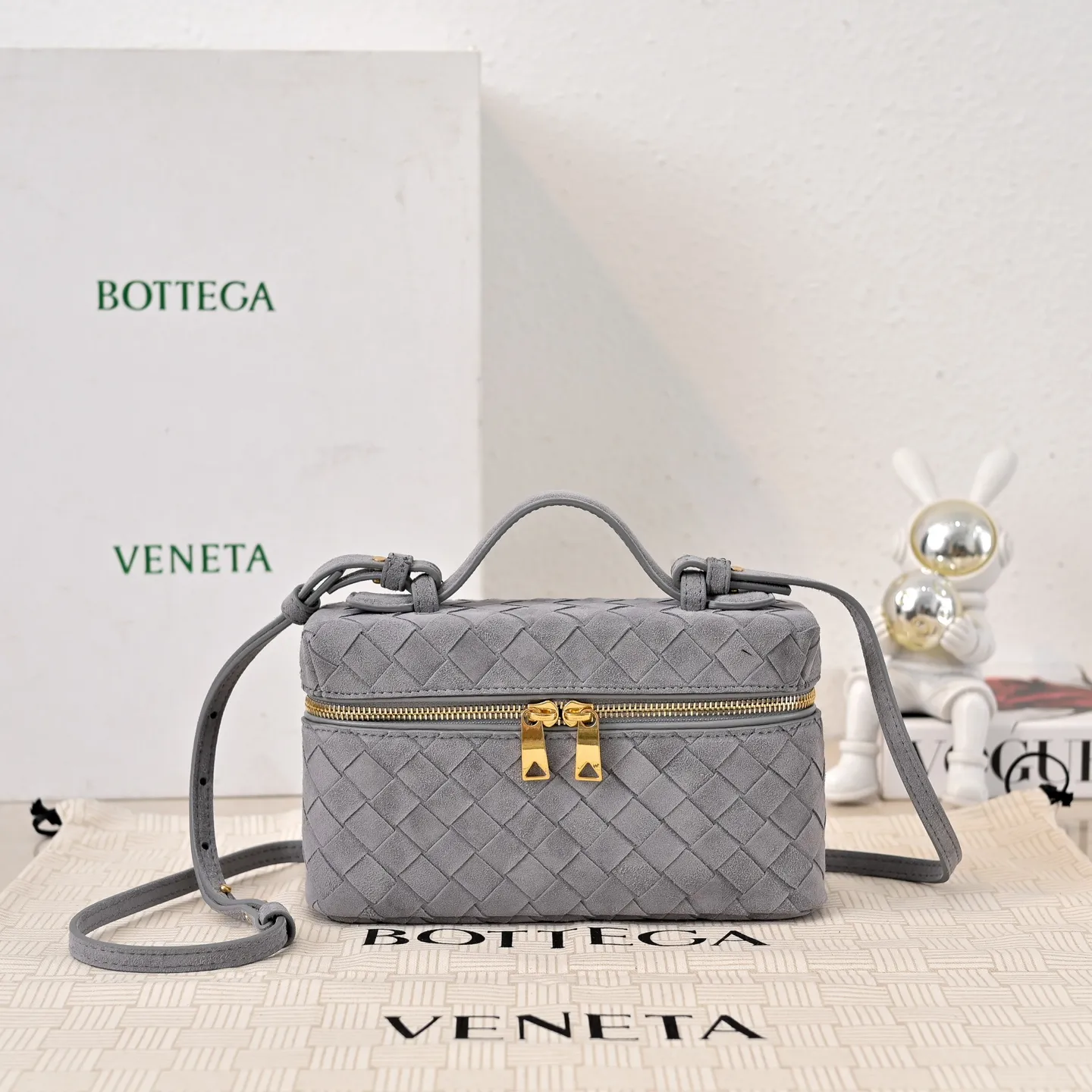 #BV’s new Vanity Case suede cosmetic bag🎈 is a super practical and stylish cosmetic bag [Fireworks], using the brand’s most classic cowhide weaving, with two-way zipper opening and closing, the overall style is retro and elegant, the top handle can be adjusted at will, the shoulder strap can be adjusted at will, the hand-held elegant temperament, cross-body casual and casual, unlocking various concave shape scenes🎬 Model: 9109 Size: 22x12.5x5 P1360